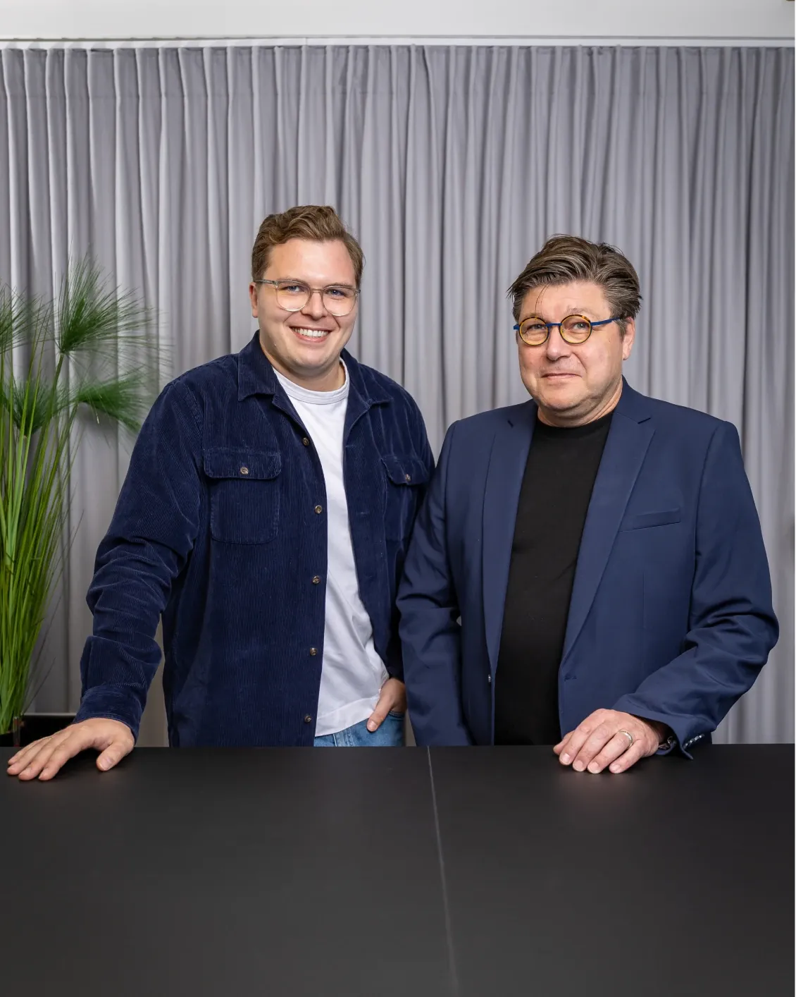 Tim und sein Vater gemeinsam am Tisch
